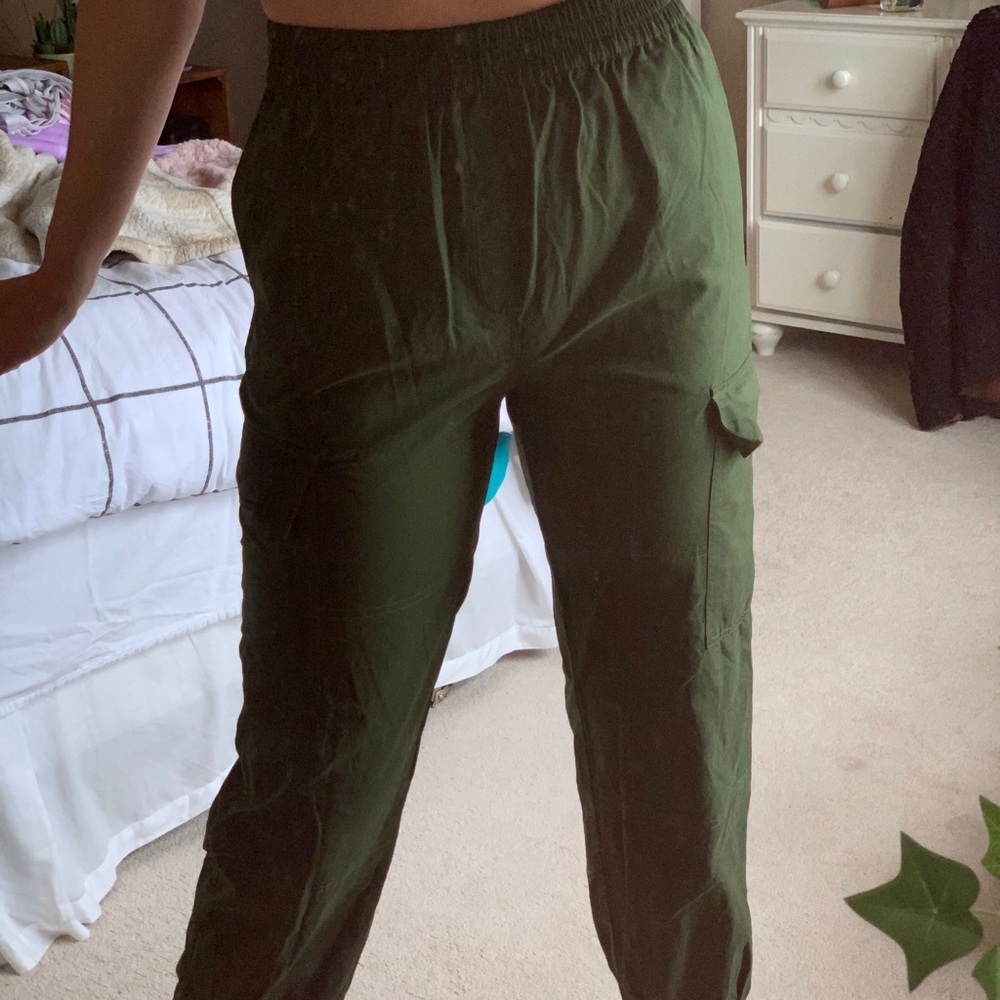 urban outfitters army green cargo joggers